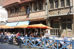 Turisti al ristorante dell'hotel Le Manoir de la Salamandre a Etretat, Normandia. L'edificio risale al XIV° secolo - © vvoe / Shutterstock.com 