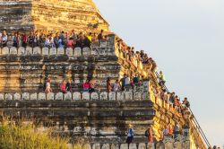 Turisti al tempio Shwesandaw a Bagan, Myanmar. Salendo una ripida scalinata si può giungere in cima a questo suggestivo tempio: dall'alto il panorama è davvero incantevole ...