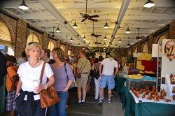 Turisti all'interno dell'Old Slave Market di Charleston (South Carolina), dove oggi si possono acquistare prodotti d'artigianato locale - foto © elvisvaughn / Shutterstock.com ...