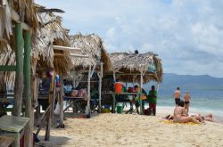 Il relax dei turisti al riparo delle capanne che nell'isola di Cayo Paraiso offrono riparo dallo splendido sole.
