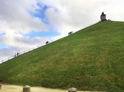 Turisti alle prese con i 216 gradini della Collina del Leone a Waterloo