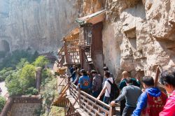 Turisti all'Hanging Temple (Xuankong Temple) a Datong, Cina. E' stato costruito su una rupe a 75 metri di altezza vicino al monte Heng - © beibaoke / Shutterstock.com