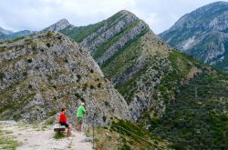 Turisti ammirano il panorama sulle montagne che circondano la città di Bar, Montenegro - © Katsiuba Volha / Shutterstock.com 