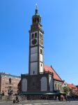 Turisti ammirano la torre dell'orologio e la fontana nel centro storico di Augusta, Germania - © Kari Ahlers / Shutterstock.com