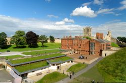 Turisti ammirano l'antica architettura del castello di Lincoln, Inghilterra. Questa suggestiva struttura storica è stata anche protagonista di film e programmi televisivi fra cui ...