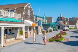 Turisti davanti a un ristorante nel centro de villaggio di Montauk, Long Island, New York - © Elzbieta Sekowska / Shutterstock.com