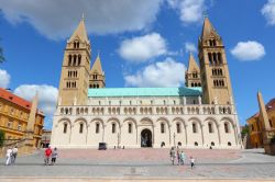 Turisti davanti alla cattedrale di Pécs, Ungheria. Dedicata ai santi Pietro e Paolo, risale al IV° secolo. L'aspetto neo-romanico di oggi è frutto di interventi di ricostruzione ...