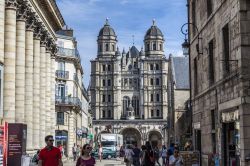 Turisti di fronte alla chesa di San Michele a Digione, Francia - © travelview / Shutterstock.com