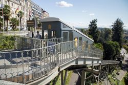 Turisti e abitanti alla fermata della funicolare per salire e scendere dalla collina di Pau, Francia - © Jimj0will / Shutterstock.com