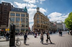 Turisti e abitanti passeggiano nel centro di Den Haag, Olanda, in una giornata primaverile - © LMspencer / Shutterstock.com