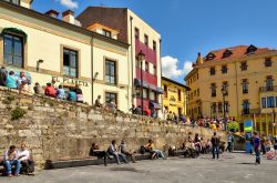 Turisti e abitanti si rilassano in una giornata di sole nella vecchia Gijon, Spagna - © Lux Blue / Shutterstock.com