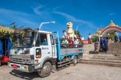 Turisti e birmani sui camionicini 4 ruote motrici dalla pagoda Kyaikhtiyo al campo base di Kinpun, stato Mon, Myanmar - © SIHASAKPRACHUM / Shutterstock.com