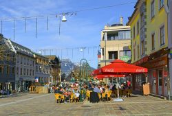 Turisti e residenti nel centro storico di Schladming, Austria. La città si trova nell'alta valle dell'Enns, nella Stiria Superiore - © Pecold / Shutterstock.com