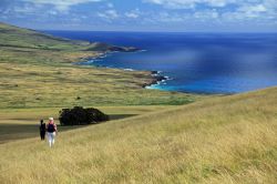 Turisti fanno trekking su un antico vulcano di Rapa Nui, Oceano Pacifico, Cile - © 99009137 / Shutterstock.com