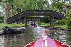 Turisti in barca sul canale di Giethoorn, Paesi Bassi. Per spostarsi in questa bella cittadina si può scegliere un'imbarcazione oppure la bicicletta - © Marc Venema / Shutterstock.com ...