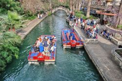 Turisti in città durante l'Alamo Irish Festival di San Antonio, Texas. Questo evento si svolge dal 14 al 16 marzo - © GagliardiImages / Shutterstock.com