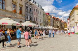 Turisti in Piazza del Mercato nella città vecchia di Lublino in un caldo week end estivo, Polonia - © piotrbb / Shutterstock.com