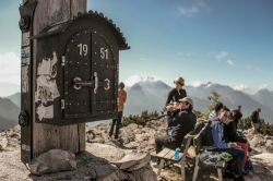 Turisti in relax al Kehlsteinhaus (Nido d'Aquila) a Berchtesgaden, Germania. Siamo nell'estrema Baviera sudorientale - © Naeem Tootla / Shutterstock.com