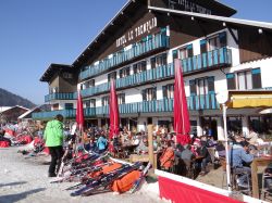 Turisti in relax in un ristorante di Les Gets durante le vacanze scolastiche invernali, Francia - © steve estvanik / Shutterstock.com