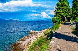 Turisti in relax lungo il tratto roccioso di Trpanj, Croazia - © nomadFra / Shutterstock.com