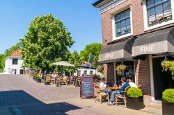 Turisti in relax nel dehors di un bar nella città vecchia di Naarden, Paesi Bassi. Questa graziosa località di 17 mila abitanti è situata nel Comune di Gooise Meren, nell'Olanda ...