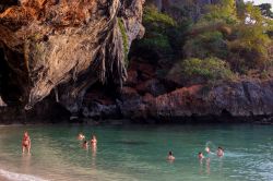 Turisti in relax nel Mare delle Andamane sulla spiaggia di Phra Nang, Krabi, Thailandia - © Stephane Bidouze / Shutterstock.com