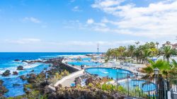 Turisti in relax nelle piscine del Lago Martianez a Puerto de la Cruz, Tenerife, Spagna - © BBA Photography / Shutterstock.com