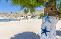 Turisti in relax su una spiaggia dell'isola di Pserimos, Dodecaneso (Grecia) - © Nejdet Duzen / Shutterstock.com