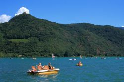 Turisti in relax sul lago di Caldaro, Trentino Alto Adige.

