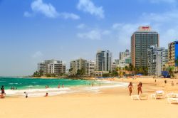 Turisti in relax sulla celebre Condado Beach a San Juan, Porto Rico, in una giornata estiva - © Dennis van de Water / Shutterstock.com