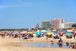 Turisti in relax sulla spiaggia a Praia da Monte Gordo, Vila Real de Santo Antonio (Portogallo) - © Caron Badkin / Shutterstock.com