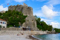 Turisti in relax sulla spiaggia vicino al Forte del Mare nella popolare città turistica di Herceg Novi, Montenegro - © Katsiuba Volha / Shutterstock.com