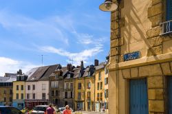 Turisti in Rue du Chateau nei pressi del castello di Sedan, Francia, in una giornata estiva - © vvoe / Shutterstock.com