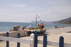 Turisti in spiaggia a Albenga, Liguria. Questa bella località ligure si trova nella Riviera di Ponente - © simona flamigni / Shutterstock.com