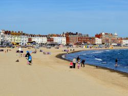 Turisti in spiaggia a Weymouth, sul Canale della Manica in Inghilterra - © Oscar Johns / Shutterstock.com