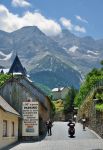 Turisti in una stradina del villaggio di Gavarnie situato ai piedi dell'omonimo circo naturale nei Pirenei, Francia - © Oleg_Mit / Shutterstock.com