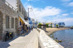 Turisti in una stradina del villaggio di Mandraki, isola di Nisyros, Grecia. Questo villaggio è poco più che una manciata di case bianche raggruppate attorno al castello dei Cavalieri ...