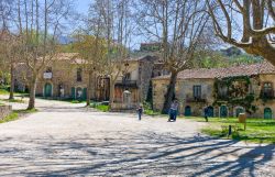 Turisti in visita a Roscigno Vecchia,  nel Cilento (Campania) - © Gimas / Shutterstock.com