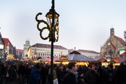 Turisti in visita ai mercatini di Natale a Norimberga, Baviera, Germania.

