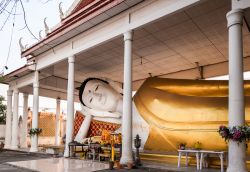 Turisti in visita al Buddha sdraiato al tempio di Watku a Pakkret, regione di Nonthaburi (Thailandia) - © Luriya Chinwan / Shutterstock.com