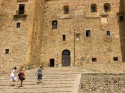 Turisti in visita al Castello di Ventimiglia a Castelbuono in Sicilia - © goghy73 / Shutterstock.com