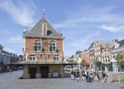 Turisti in visita al centro storico di Leeuwarden, Paesi Bassi. In primo piano, l'edificio della Waag, la vecchia pesa pubblica utilizzata fra il Cinquecento e l'Ottocento per pesare ...