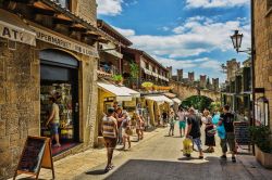 Turisti in visita al centro storico di San Marino, Repubblica di San Marino - © Zhukov Oleg / Shutterstock.com