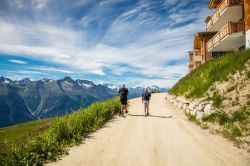 Turisti in visita al villaggio di Bettmeralp, nel Cantone Vallese, Svizzera. Siamo in un celebre luogo di turismo nei pressi del ghiacciaio dell'Aletsch dotato di molte strutture alberghiere ...