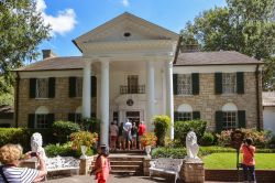 Turisti in visita alla casa museo di Elvis Presley a Graceland, Memphis (Tennessee). Questa dimora è iscritta nel Registro Nazionale dei Luoghi Storici - © jejim / Shutterstock.com ...