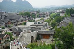 Turisti in visita alla vecchia città di Qingyan (Guiyang), provincia di Guizhou (Cina). Questa   cittadina vanta una storia di oltre 600 anni  - © canghai76 / Shutterstock.com ...