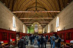 Turisti in visita all'Hotel-Dieu, l'ex ospedale di Beaune, Francia - © Michael R Evans / Shutterstock.com