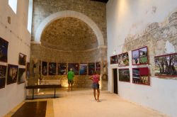 Turisti in visita nella restaurata chiesa di Santa Veneranda a Bar, Montenegro. Questo edificio del XIV° secolo ospita esposizioni e mostre culturali - © Katsiuba Volha / Shutterstock.com ...