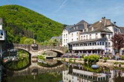 Turisti lungo il fiume Our nella città di Vianden, Lussemburgo. Questa graziosa località del Lussemburgo nord orientale si trova nell'Oesling ed è capoluogo del cantone ...
