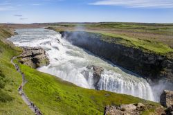 Turisti lungo il sentiero che costeggia la Cascata Gullfoss in Islanda